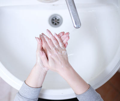 Lavar as mãos é importante, mas não desperdice água 