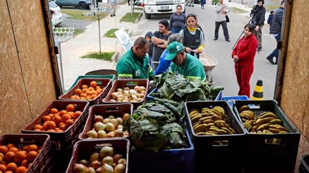 Programa em Curitiba troca material reciclável por alimentos 